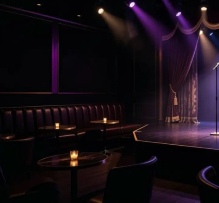 Hangulatos stand-up helyszín erőteljes színpadi világítással és klubos atmoszférával.