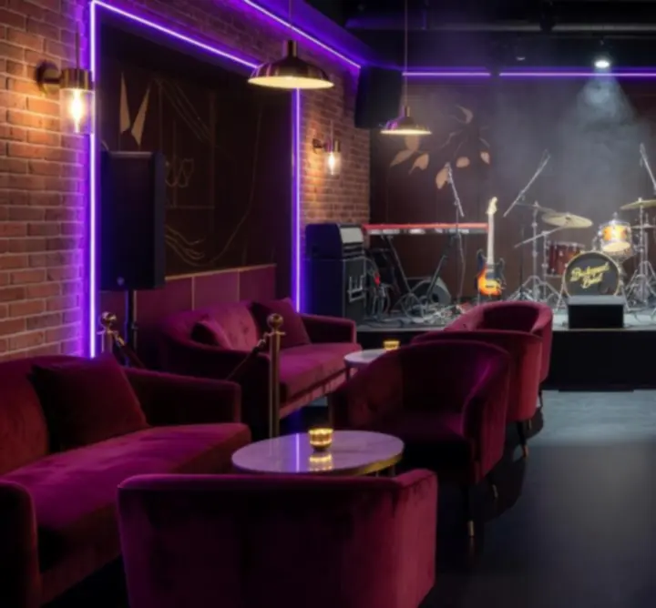 Modern, elegáns koncerthelyszín belső tere a Stand Up Night Clubban