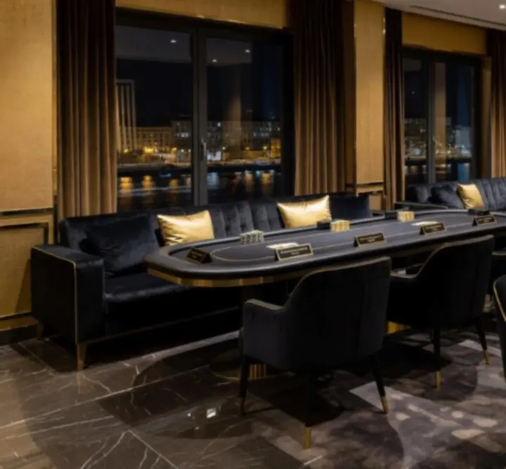 Modern lounge tér pókerasztalokkal és designos pihenőzónákkal